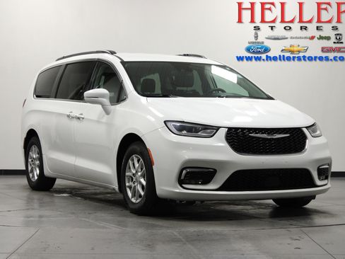 Used 2022 Chrysler Pacifica Touring-L FWD image 1