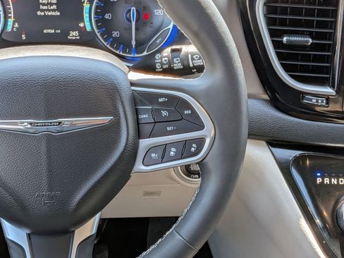 Used 2024 Chrysler Pacifica Touring-L FWD image 24