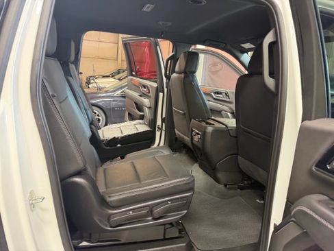 Used 2025 GMC Yukon XL Denali AWD/4WD image 33
