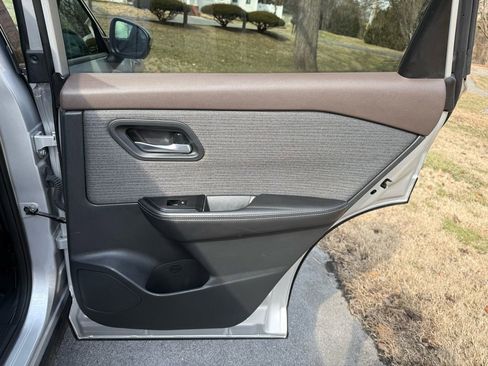 Used 2021 Nissan Rogue SV image 34