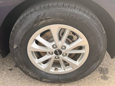 Used 2023 Kia Carnival LX FWD image 10