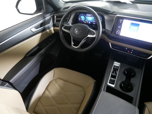 Certified 2025 Volkswagen Atlas Cross Sport SE image 9