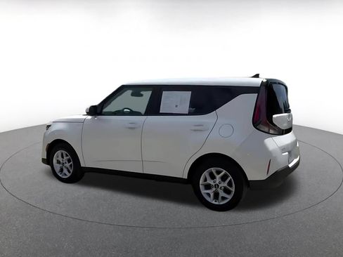 Used 2025 Kia Soul LX w/ LX Technology Package FWD image 11