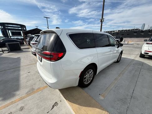 Used 2026 Chrysler Pacifica Select FWD image 2