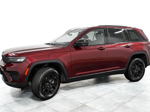 Used 2025 Jeep Grand Cherokee Altitude AWD/4WD image 4
