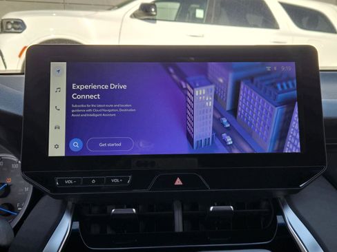 Used 2024 Toyota Venza XLE image 7