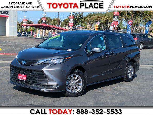 Used 2025 Toyota Sienna XLE FWD image 1