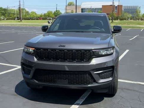 Used 2023 Jeep Grand Cherokee Altitude AWD/4WD image 3