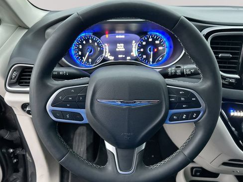Used 2023 Chrysler Pacifica Touring-L FWD image 29
