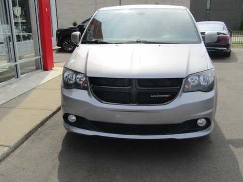 Used 2018 Dodge Grand Caravan SE FWD image 3