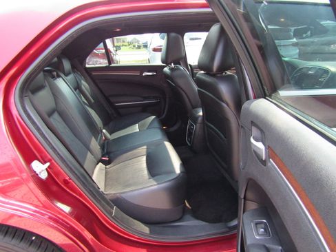 Used 2017 Chrysler 300 C Platinum image 25