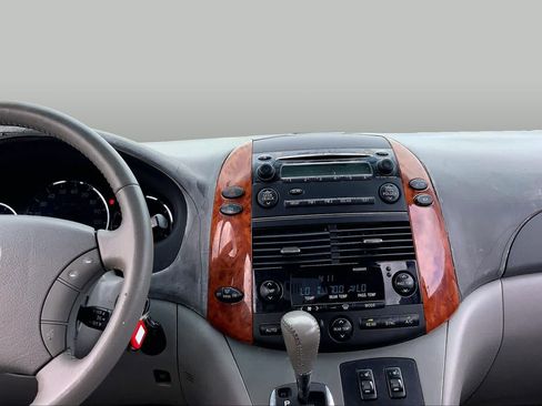 Used 2010 Toyota Sienna XLE w/ Towing Prep Pkg FWD image 6