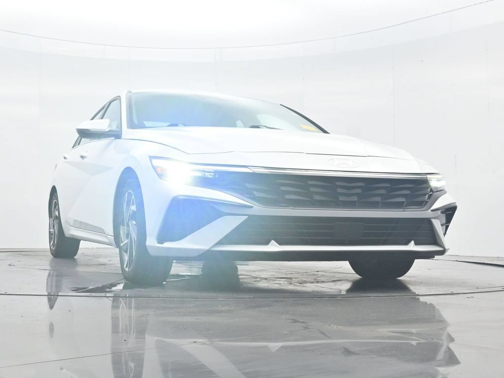 Used 2025 Hyundai Elantra Limited FWD image 31