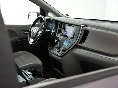 Used 2020 Toyota Sienna LE FWD image 47