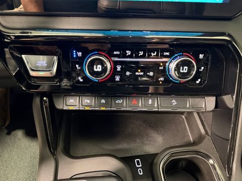 Used 2024 GMC Sierra 1500 AT4 w/ AT4 Preferred Package AWD/4WD image 30