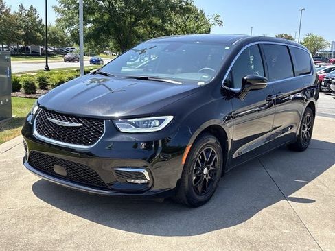 Used 2025 Chrysler Pacifica Select FWD image 12