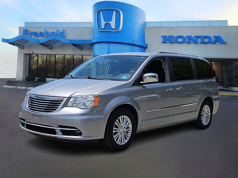 Used 2015 Chrysler Town & Country Touring-L w/ Driver Convenience Group FWD image 3