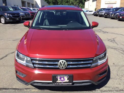 Used 2018 Volkswagen Tiguan SE w/ Panoramic Sunroof Package AWD/4WD image 3