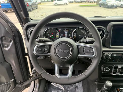 Used 2023 Jeep Wrangler Unlimited Sahara AWD/4WD image 12