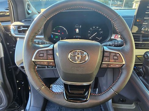 Used 2022 Toyota Sienna XSE image 27