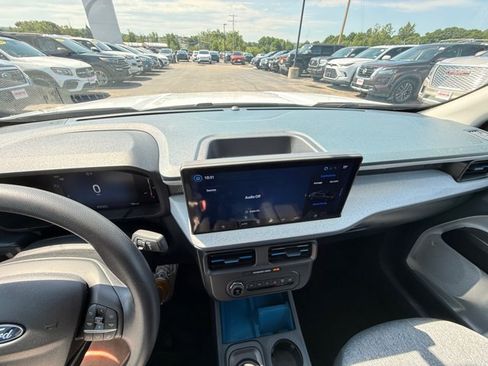 Certified 2025 Ford Maverick XLT FWD image 2