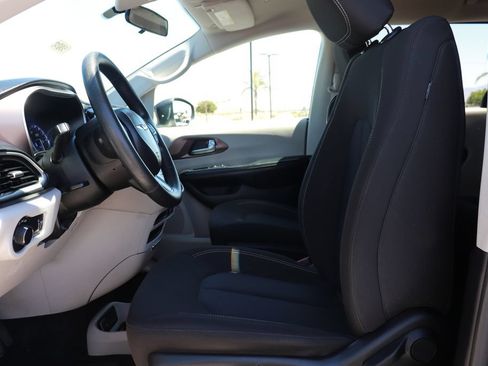 Used 2020 Chrysler Voyager L FWD image 11