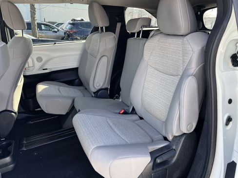 Used 2025 Toyota Sienna LE image 22