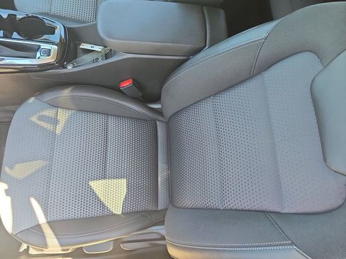 Used 2025 Chevrolet Trax LT w/ LT Convenience Package image 17