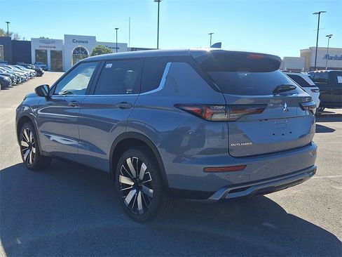 New 2025 Mitsubishi Outlander SE image 3