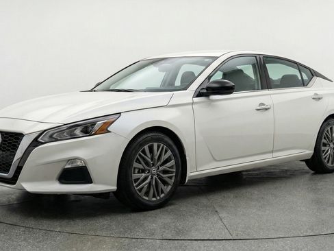 Used 2025 Nissan Altima 2.5 SV image 3