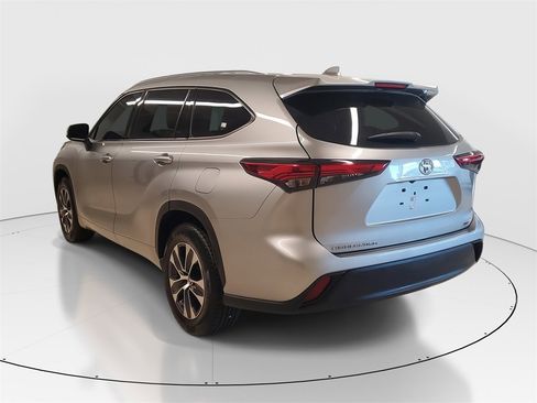 Used 2021 Toyota Highlander XLE image 5