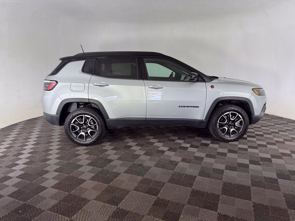 Used 2025 Jeep Compass Trailhawk AWD/4WD image 3