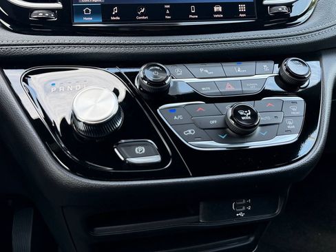 New 2027 Chrysler Pacifica Select w/ Family Tech Group FWD image 11