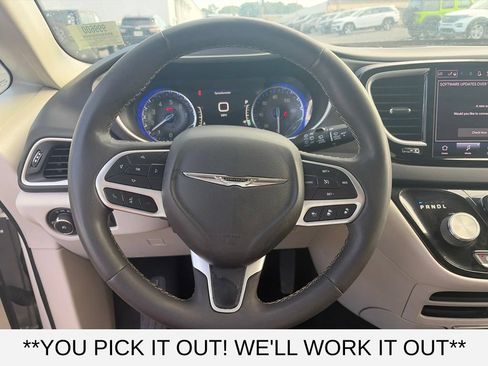 Used 2022 Chrysler Pacifica Touring-L FWD image 13