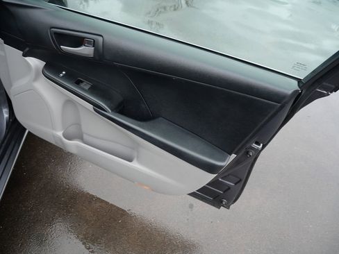 Used 2012 Toyota Camry LE image 29