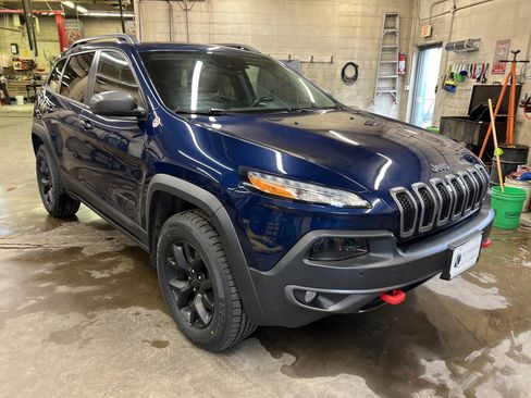 Used 2018 Jeep Cherokee Trailhawk w/ Quick Order Package 27L AWD/4WD image 3