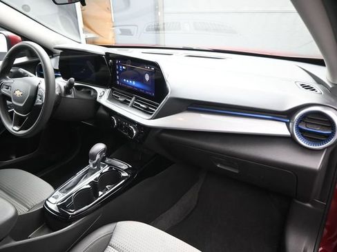 Used 2025 Chevrolet Trax LT image 24
