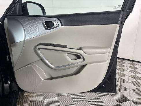 Used 2025 Kia Soul LX w/ LX Technology Package FWD image 27