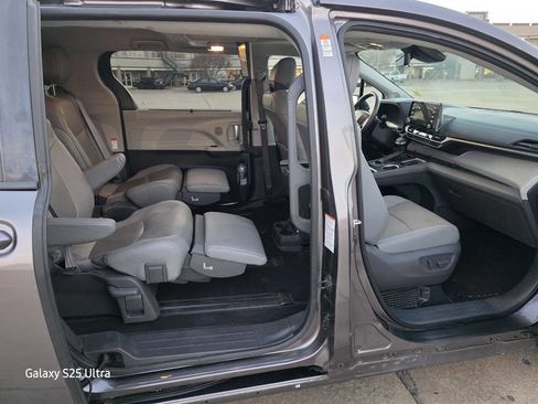 Used 2021 Toyota Sienna Limited image 19