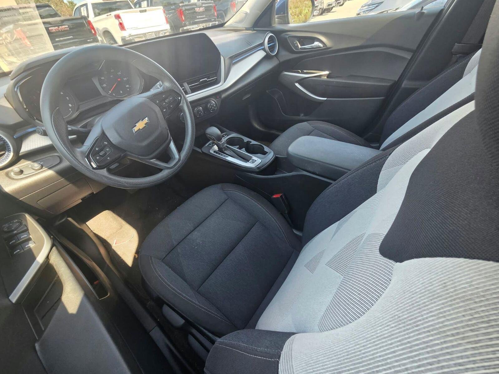 Used 2024 Chevrolet Trax LS w/ LS Convenience Package FWD image 8
