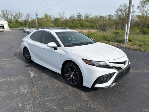 Used 2023 Toyota Camry SE w/ Cold Weather Package FWD image 11