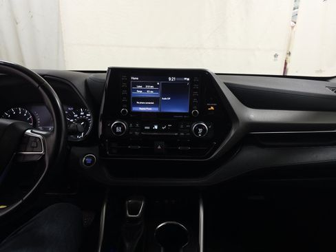 Used 2021 Toyota Highlander XLE FWD image 11