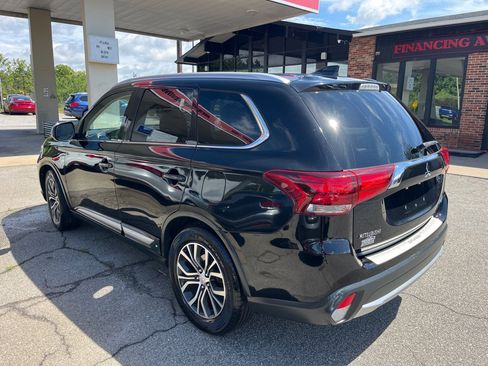 Used 2018 Mitsubishi Outlander SE image 2