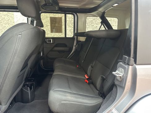 Used 2020 Jeep Wrangler Unlimited Sahara image 14