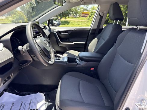 Used 2025 Toyota RAV4 XLE AWD/4WD image 11