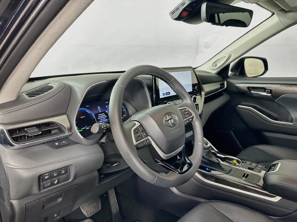 Certified 2026 Toyota Highlander Limited AWD/4WD image 9