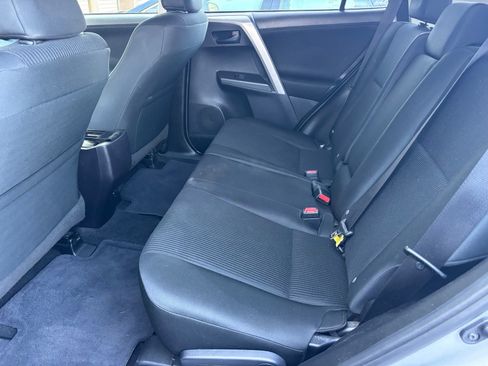 Used 2018 Toyota RAV4 LE FWD image 12