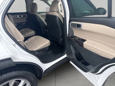 Used 2020 Ford Explorer XLT w/ Equipment Group 202A image 12