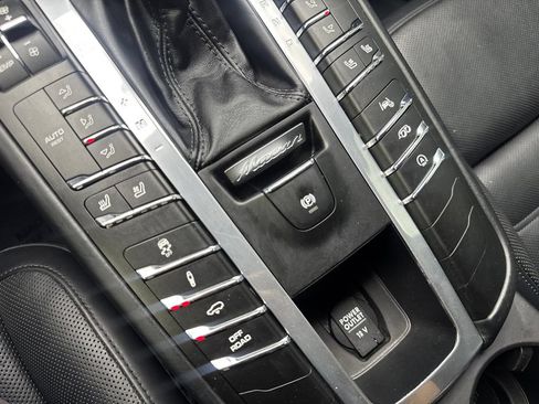 Used 2020 Porsche Macan Turbo AWD/4WD image 69