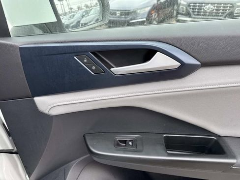 Used 2024 Volkswagen Taos SE image 15